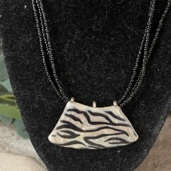 Zebra print bead necklace - Picture 2 of 3